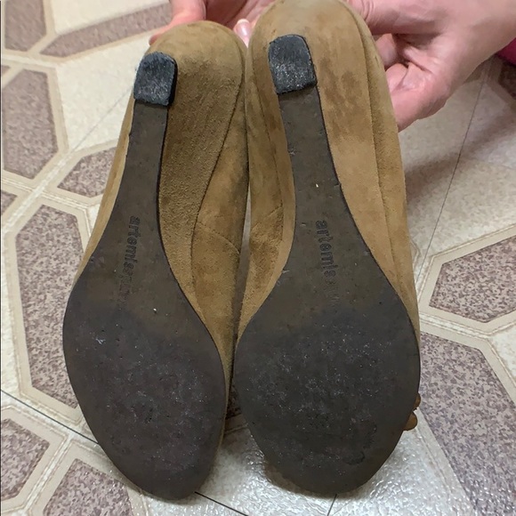 Leather Shoes with Flower Details - Picture 7 of 7